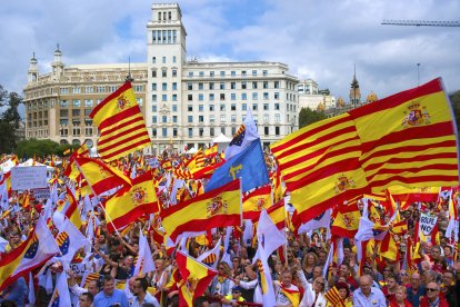 65.000 persones, segons la Guàrdia Urbana, omplen la Plaça Catalunya de Barcelona pel 12-O