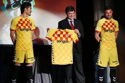 Suzuki y Molina flanquean al president del Nàstic, Josep Maria Andreu