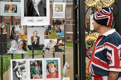 Tributos en homenaje a Diana de Gales en el Palacio de Kensington en Londres.