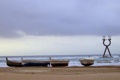 El monument, davant el barri de Baix a Mar.