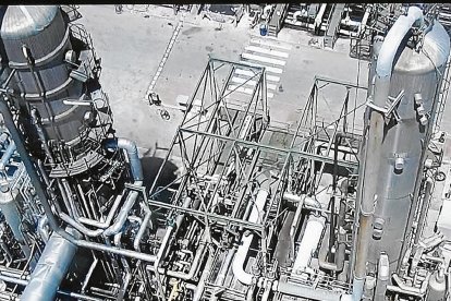 Panorámica de las dos torres de destilación de la refinería, especialmente diseñadas para destilar crudo pesado y convertirlo en betún asfáltico.