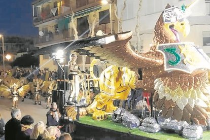 Espectaculares carrozas y disfraces tomaron las calles de Cunit este sábado por la tarde.