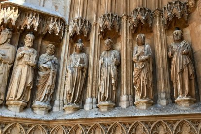 Los apóstoles de la Catedral están sometidos a una lluvia constante de excrementos.