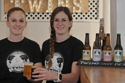 Las hermanas Montse (izquierda) y Núria Yago, junto a las cervezas que fabrican y comercializan.