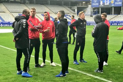 Mossa y David Rocha, exgranas en el Real Oviedo, han saludado a sus excompañeros sobre el césped del Tartiere.