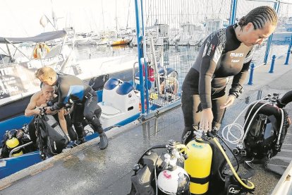 Un grupo de submarinistas se prepara para realizar una inmersión con la empresa Mar de Hielo.