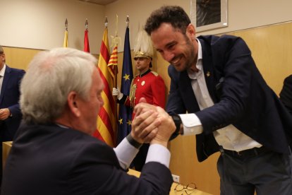Josep Poblet felicitando a Pere Segura durante el pleno de ayer.