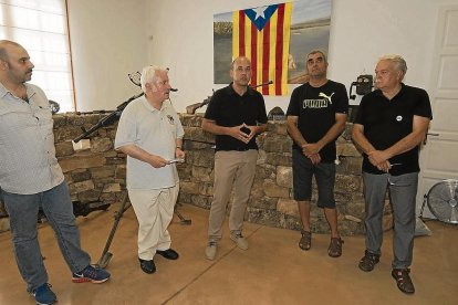 Imatge de la inauguració del quadre, dissabte al matí, a Gandesa.