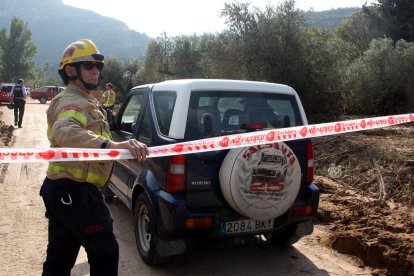 Un Bomber deja pasar el coche del médico forense en Vilaverd.
