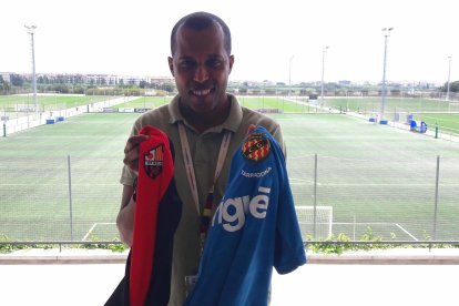 Alioune posa con las camisetas de Reus y Nàstic.