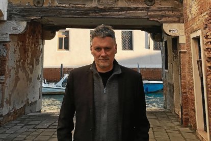 El periodista i escriptor Miquel Molina amb un canal darrere.