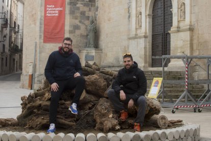Dos dels majorals de la festa, Miquel Biarnés i Albert Plaza Grau, al punt on es farà la foguera de la festa.