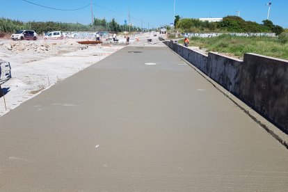 Obras para intentar evitar el encharcamiento de la carretera en la riera en Sant Salvador