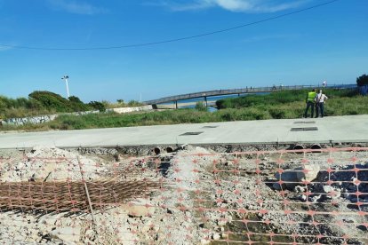 Obras para intentar evitar el encharcamiento de la carretera en la riera en Sant Salvador
