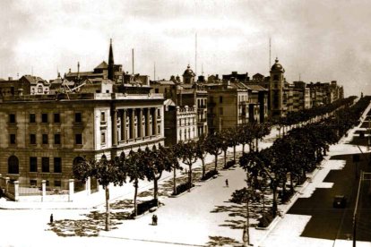 Vista general de la Rambla Nova con el Banc d’Espanya.