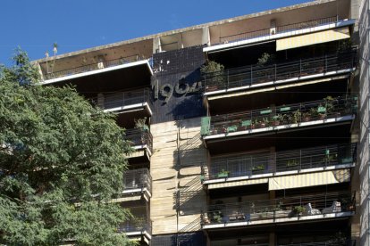 Edifici 1964, en la Rambla Nova 115, obra de Josep Ferrer Bosch y Josep M. Subirachs.