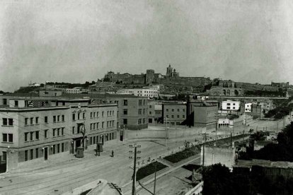 La Avinguda Catalunya con los pabellones del cuartel militar inaugurado en 1946.