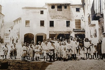 Hi ha dues imatges antigues a portada i contraportada.