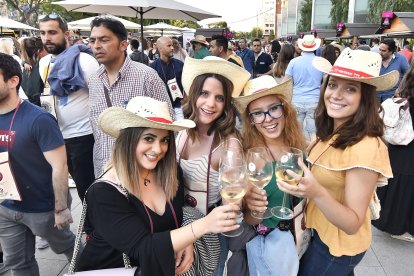 Cuatro jóvenes catando algunas de las referencias que se pueden probar en esta edición.