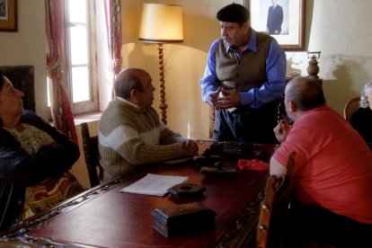 Los cinco aldeanos de Peñafría reunidos en el pleno del ayuntamiento.