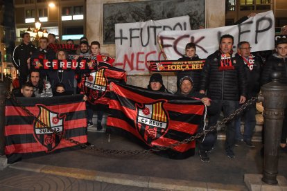 Vídeo. Los hinchas del CF Reus se manifiestan en contra de Oliver y Javier Tebas