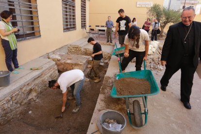 El arzobispo de Tarragona, Jaume Pujol, visitó las excavaciones en el Museu Bíblic.