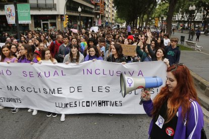 La cabecera de la marcha por la Rambla Nova.