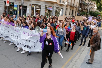 Un momento de la manifestación estudiantil de ayer, a su paso por la Rambla Nova.