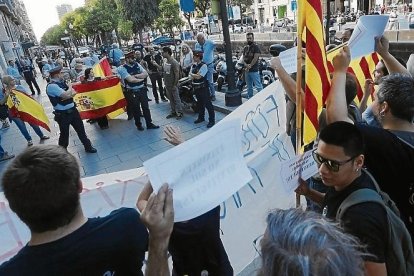 Los manifestantes se situaron en la acera de la Rambla, justo en la puerta de la Casa Miret.