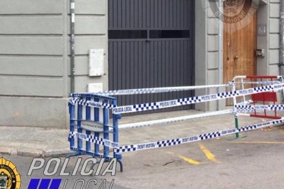 La Policía Local de El Vendrell acota una zona junto a Correos al hundirse la calzada