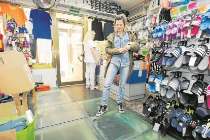 El cristal que esconde la escalera de mármol, debajo de la tienda Esports Catedral.