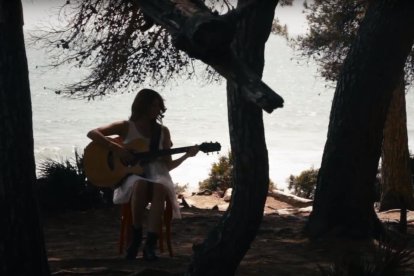 La cantautora francesa Adeline grabó su videoclip ‘Mon inconnu’ en Cala Becs..