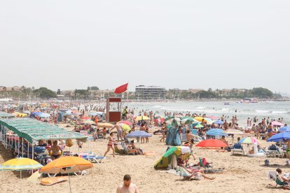 Bandera roja en la playa del Regueral de Cambrils este verano.