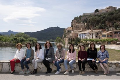 Les integrants de la candidatura Fem Poble, Fem Miravet, davant la façana fluvial del poble.