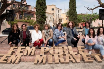 Pla general de les integrants de la candidatura Fem Poble, Fem Miravet, a la plaça de l'Arenal.