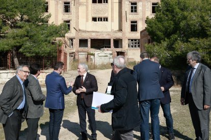 Poblet davant de l'antic preventori que serà rehabilitat. FABIÁN ACIDRES