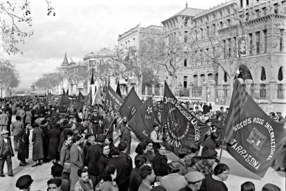 Manifestació a favor de la creació d'un exèrcit regular, passant per davant de la Casa del Poble,convent de les Teresianes, a la Rambla 14 d'abril, 8 de març de 1937. Destaca el mural de Stalin enla façana de l'actual col·legi.