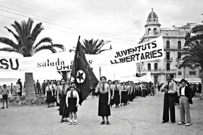 Desfilada de les joventuts antifeixistes al Balcó del Mediterrani, 23 de març de 1937.