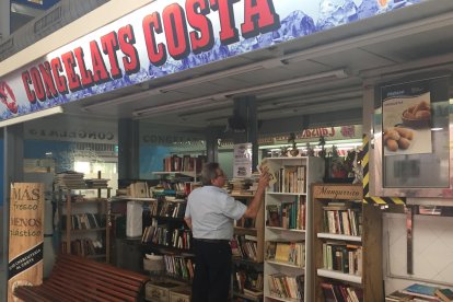 La parada convertida en punto bookcrossing.