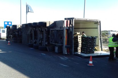 El camión volcado en L'Hospitalet y la mercancía transvasada a otro vehículo.