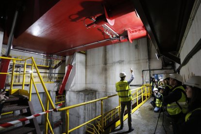 El presidente del Port, Josep Maria Cruset, mostrando a los periodistas el funcionamiento del puente.
