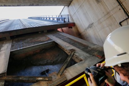Momento en el que se activa la operativa de apertura del puente móvil. Imagen desde el interior de la instalación.
