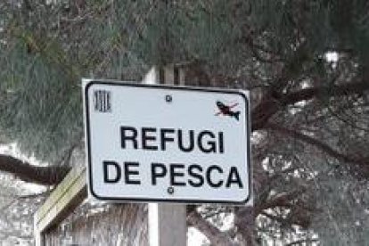 Pescadores 'pescados' en el pantano del Foix