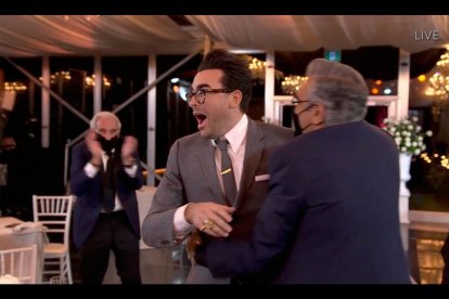 Imagen de Eugene Levy y Daniel Levy (padre e hijo)al recibir el premio a mejor dirección de una comedia. Cedida