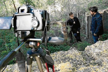 Adrià Cabezas y Laureano Clavero en la zona donde quedan restos visibles de la defensa de Segur de Calafell.