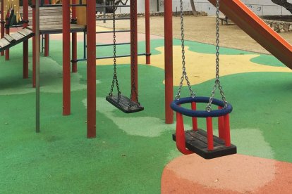 Uno de los columpios con barreras de seguridad.