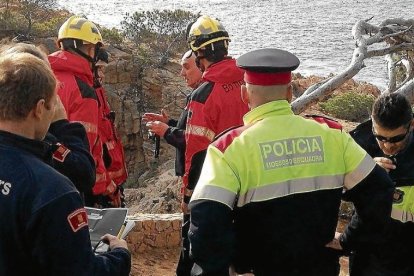 Efectivos de Mossos y Bombers, en una labor de búsqueda.