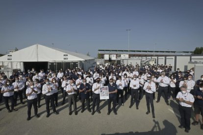 Un momento del minuto de silencio y homenaje que el personal de Dorna guardó en San Marino.