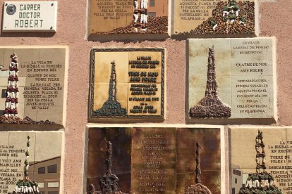 Algunas de las placas inmortalizadas en la fachada.