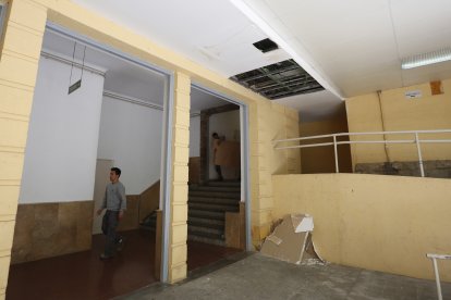 Una placa cayó del techo y los restos siguen abandonados.